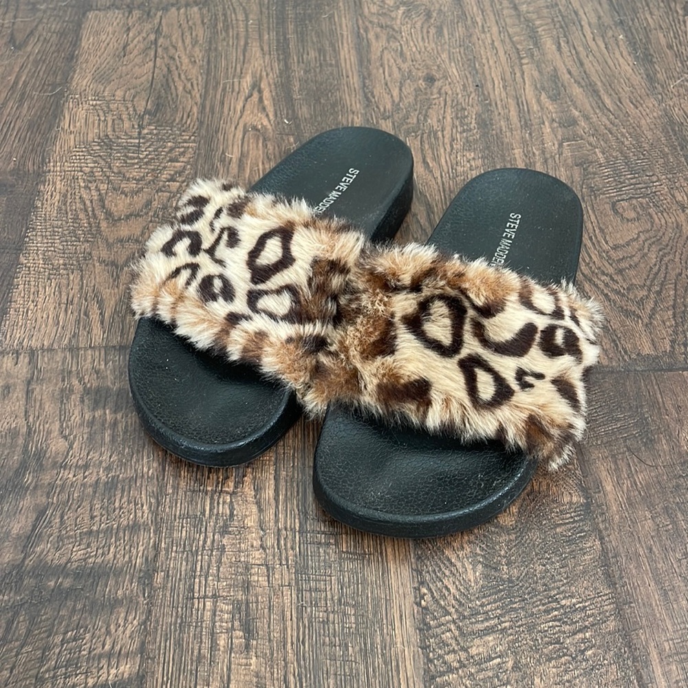 Leopard Steve Madden fur slides